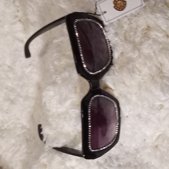 S A L E / SUNGLASSES. Black Oversized (#1508) - Picture 5 of 5